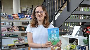 Linda Riegel von der BZM-Bibliothek rät zum Ausklang der Ferienzeit zu einem Krimi der US-amerikanischen Autorin Emma Rosenblum. Foto: ...