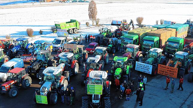 Rund 150 Fahrzeuge, die teilweise auf der Strecke zwischen Unadingen und Neustadt dazukamen beteiligten sich bei der Demofahrt zu der ...