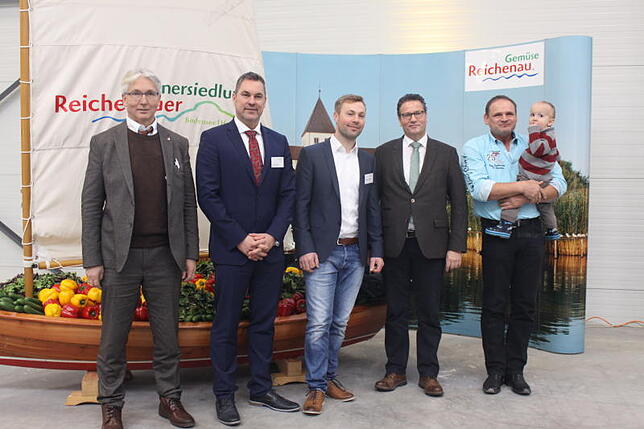 Bürgermeister Manfred Jüppner freut sich mit Johannes Bliestle (Reichenau Gemüse e.G.), Gemüsegärtner Benjamin Wagner, ...