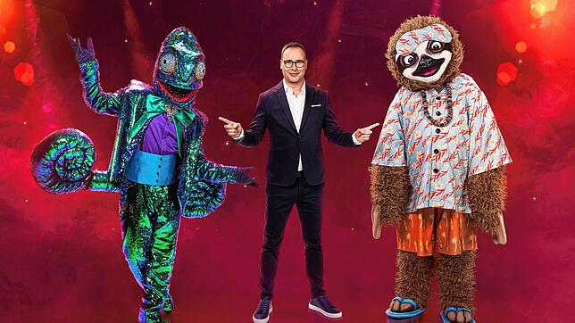 Moderator Matthias Opdenhövel präsentiert das Chamäleon und das Faultier. Hinter jedem Kostüm der ProSieben-Show &bdquo;The Masked ...