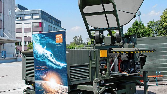 ND Satcom liefert Kommunikationstechnik auch an die Bundeswehr. Im Bild eine Satelliten-Kommunikationseinheit, die auf dem Werksgelände ...