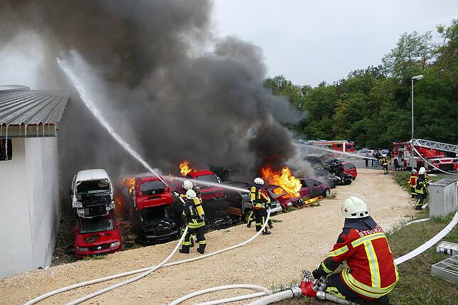 Bild 2: 70 Alt-Fahrzeuge brennen bei Autoverwerter im Industriegebiet Hardt