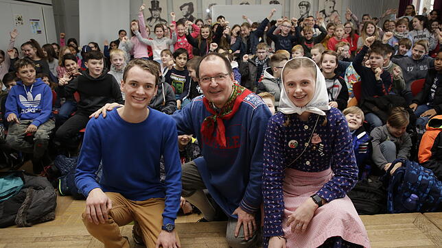Das diesjährige Hemdglonkerpaar Michael Gottzmann und Vivianne Spannbauer zusammen mit Zunftmeister Stephan Glunk und den jungen ...