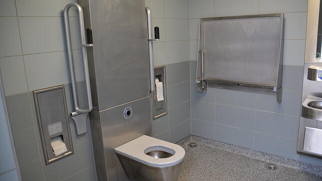So ähnlich wie diese öffentliche Toilette am Busbahnhof in Bad Dürrheim wird sie einmal aussehen, die barrierefreie und Vandalismus ...