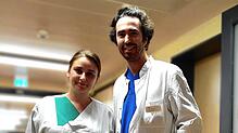 Pflegeleiterin Adelina Ilgün und Arzt Marco Dias Cruz gehören zum Team der Notaufnahme im Helios Spital in Überlingen.