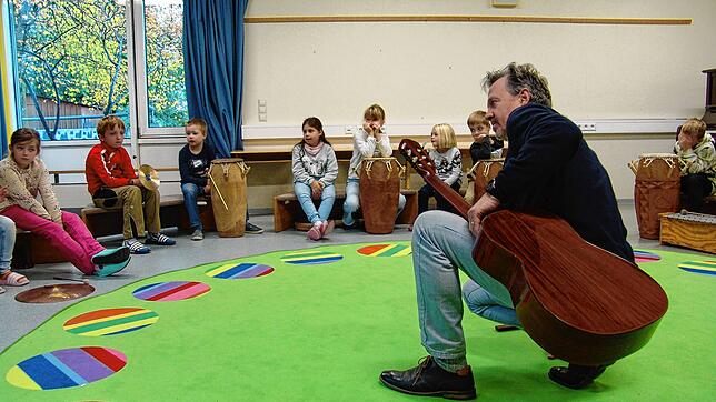 Musikpädagoge Michael Stoll lenkt die Aufmerksamkeit der Drittklässler der Beurener Grundschule auf das Hören: Daraus könne etwas Neues ...