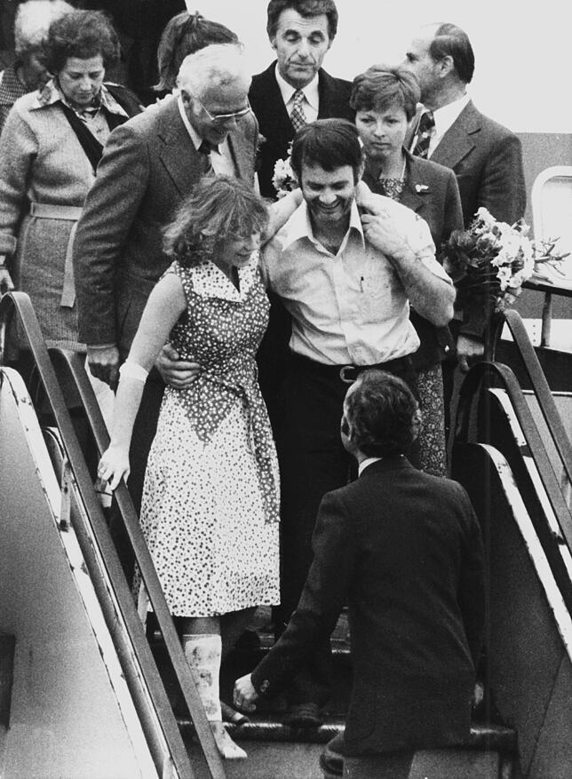 Mogadischu-Geiseln in Frankfurt Co-Pilot Jürgen Vietor und die am Bein verletzte Stewardess Gabi Dillmann von der entführten Lufthansa-Maschine "Landshut"verlassen als ...