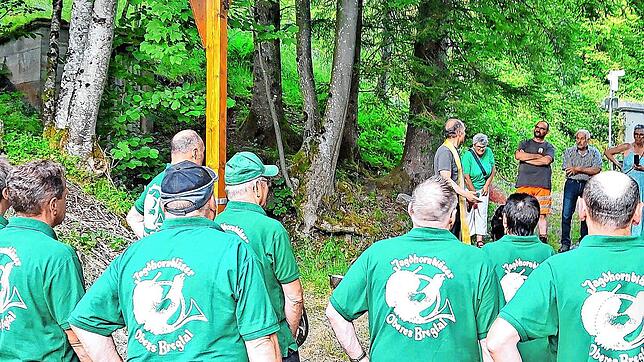 Die Jagdhornbläser des Oberen Bregtals begleiten die Einweihung des Wegkreuzes musikalisch.  Foto:  Paul Wilhelm Ruhig