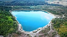 Fast überirdisch blau ist der Binninger Baggersee unterhalb des Hohenstoffeln. Baden ist hier verboten, weil er als Trinkwasserspeicher ...