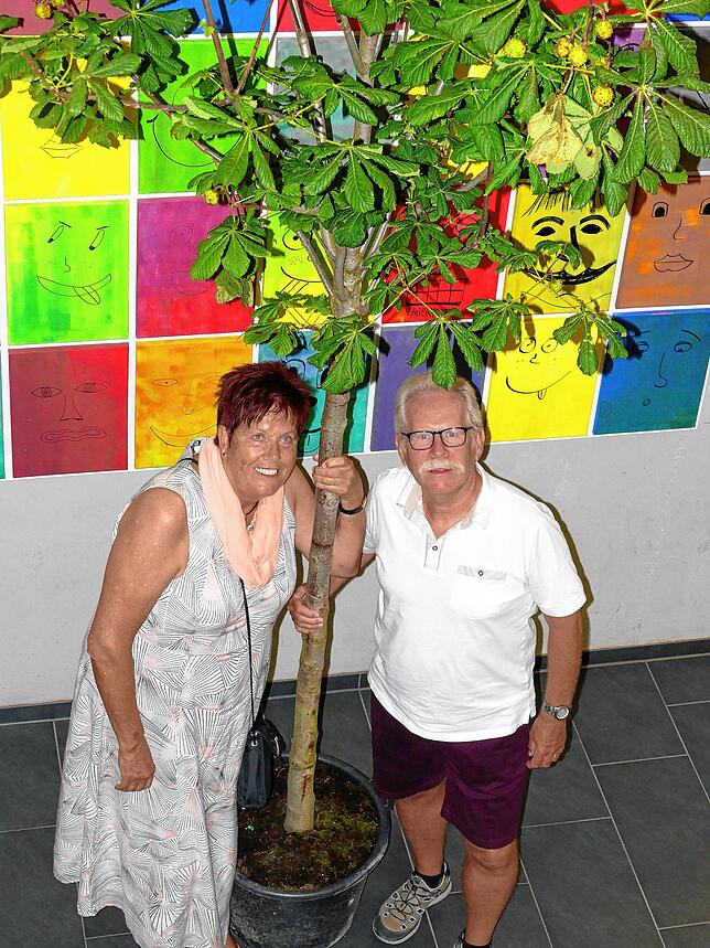 Jutta und Ernst Gold schenken der Gemeinde eine Kastanie.