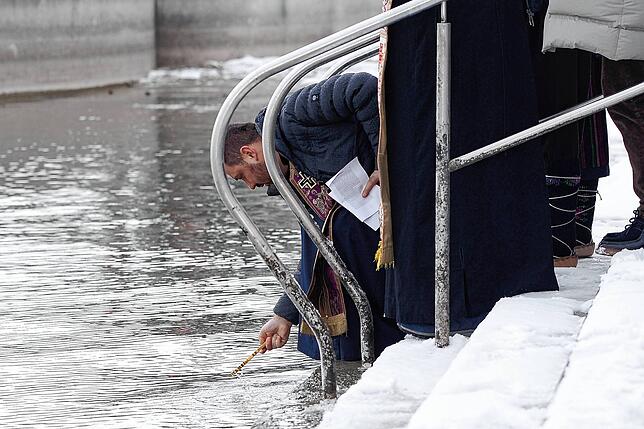 Pfarrer Milorad Marijanović segnet das Wasser.