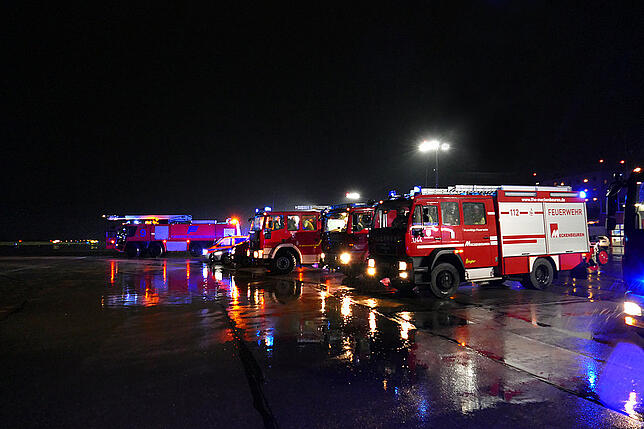 Zahlreiche Feuerwehrautos waren beim Einsatz am Flughafen vor Ort.