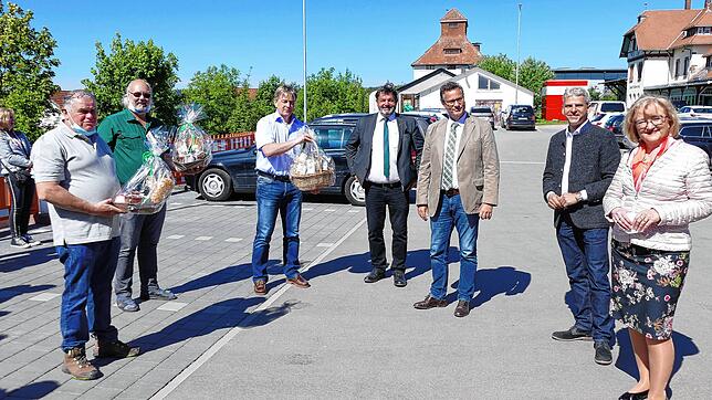Beim Ministerbesuch in Bonndorf (von links): Die Landwirte Markus Kaiser (Bernau) und Wilfried Kaiser (Stühlingen-Wangen), ...