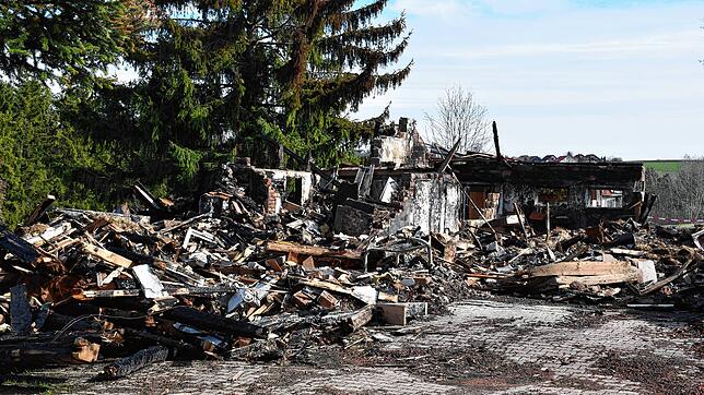 Schutt, verkohltes Holz, im Hintergrund ein Mauerrest voller Ruß: So sieht die Brandstelle in Fischbach jetzt Mitte März 2024 immer noch ...