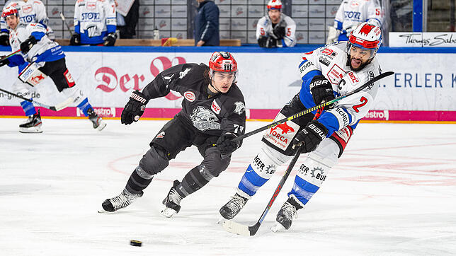 Hart bedrängt vom Nürnberger Daniel Fischbuch (links), versucht Schwenningens Kapitän Mark Fraser den Puck zu spielen. Bild: Eibner