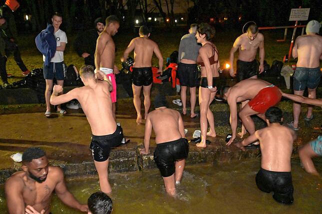 Maximal zwei Minuten dauert der Winterbadespaß. Dann heißt es raus aus dem Wasser. Bei einigen der Männer stellte sich nach dem kalten ...