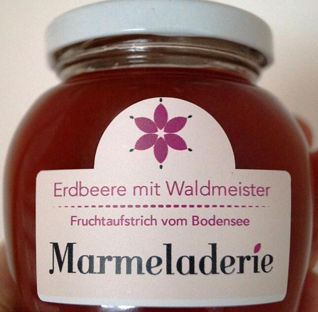 Das Rezept für den raffinierten Aufstrich mit Waldmeister verrät Caroline Gerstenhauer gerne.