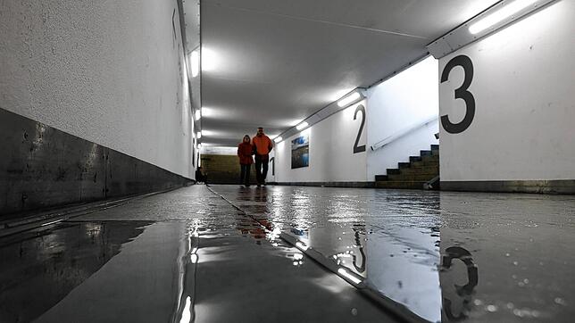 Wasserflächen im Bahnhofstunnel: Sobald es etwas ausgiebiger regnet, bilden sich in der Unterführung zum See große Wasserpfützen.
