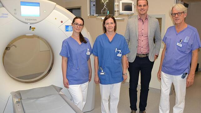Die Medizinisch-technische Radiologieassistentinnen (MTRAS) Janina Martion und Doreen Paschold (von links) haben sich mit dem neuen CT ...