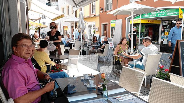 Ab Montag dürfen die Bad Säckinger Gastronomen wieder Gäste empfangen. Unser Archivbild zeigt die Wiedereröffnung im Sommer 2020.
