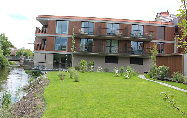 Wohnraum direkt neben einem Flusslauf bietet das neu gebaute Aparthotel Sternen an der Bohlinger Dorfstraße.