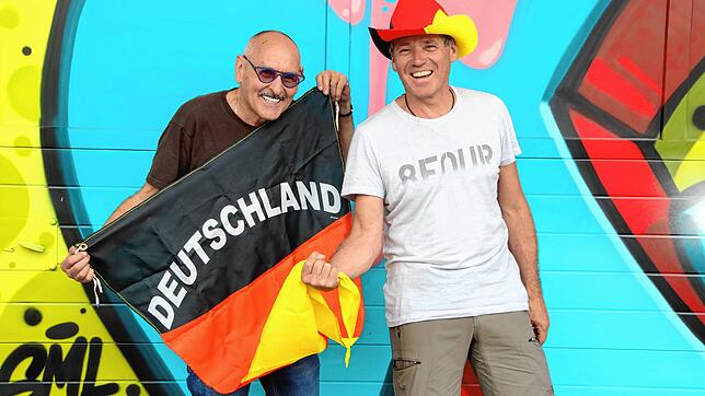 Noch sind Elmar Huber (links) und Jörg Höhne voller Zuversicht, dass sie den Bad Säckingern ein Public Viewing zur Fußball-EM bieten können.
