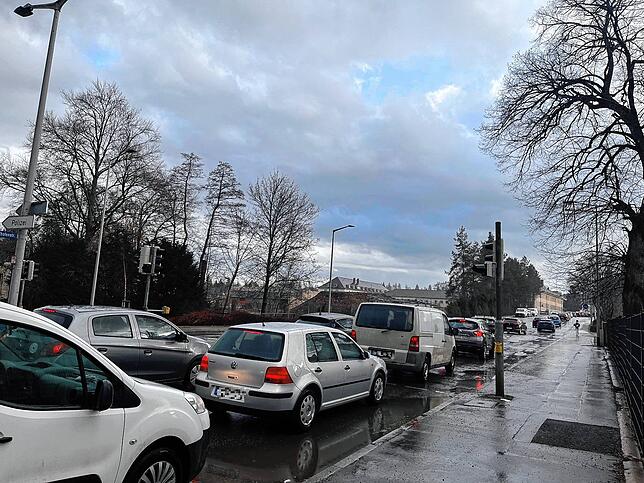 In der Richthofenstraße staut sich der Verkehr bis weit nach der Einmündung Waldstraße. Die Sperrung der Brücke in der Peterzeller ...