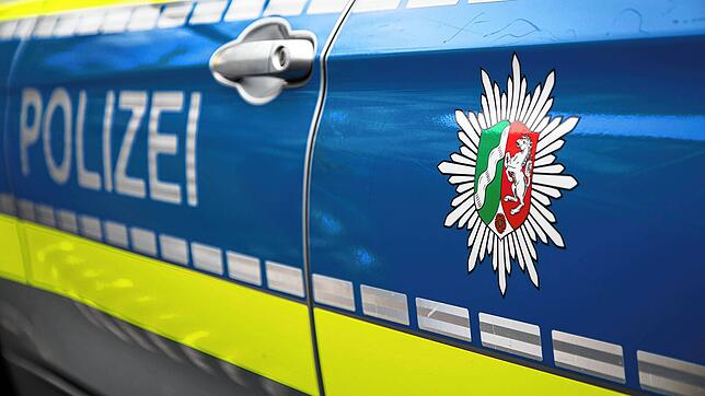Ein Einsatzfahrzeug der Polizei (Symbolbild). Eine Streife beobachtete in Erzingen einen Mann, der neben der Hauptstraße gerade seine ...