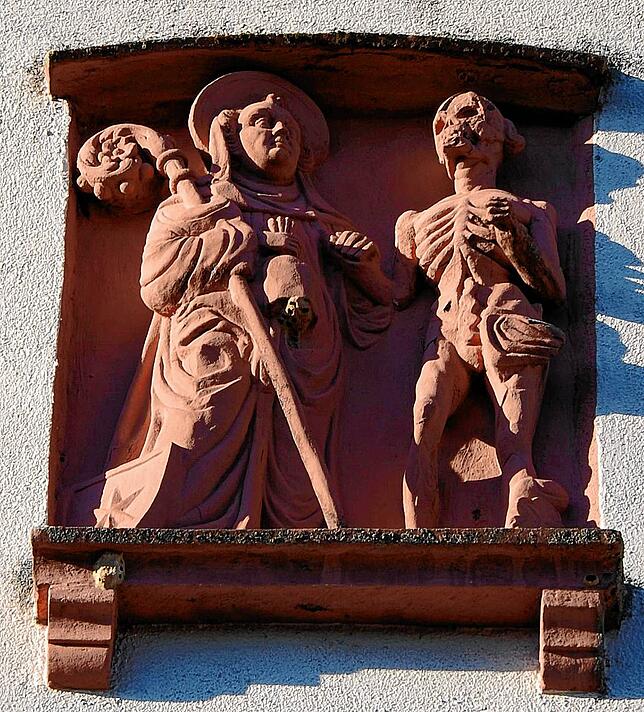 Relieftafel des Basler Künstlers Hans Michel mit dem heiligen Fridolin und dem Ursus.