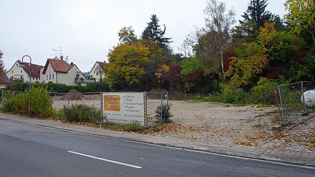 Schon bald sollen hier in Anselfingen drei Wohngebäude stehen. Sie sollen zunächst als Anschlussunterbringung für ukrainische ...