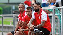 Während der FC Rot-Weiß Salem (rechts Trainer Silvio Battaglia, Mitte Luca Gruler) zuhause spielt, sind die restlichen ...