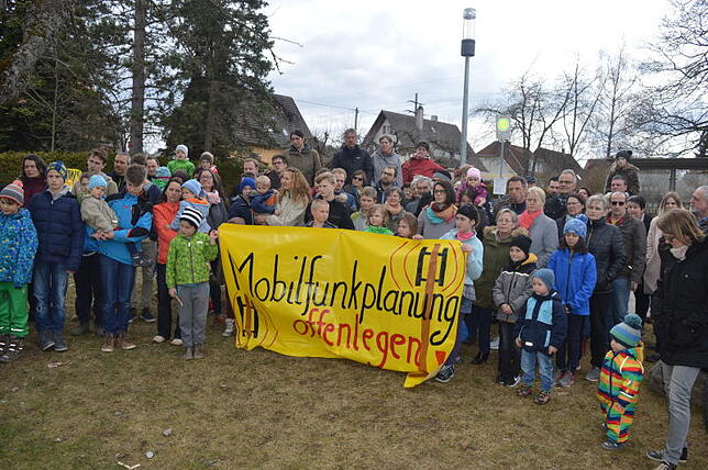 Am Karsamstag protestieren rund 150 Personen in Erdmannsweiler gegen die geplanten Mobilfunk-Masten.