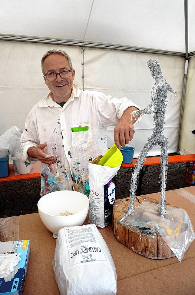 Udo Albrecht rührt Knetbeton zur Einkleidung des Waldshuter Männle an.