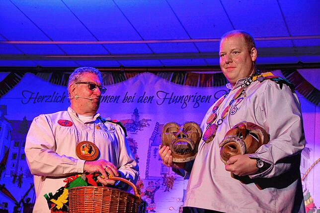 Geschenke und Geschichten brachte Ehrenzunftmeister Arnfried Winterhalder (links) mit zur Feier der Wiedergründung der Narrenzunft. ...