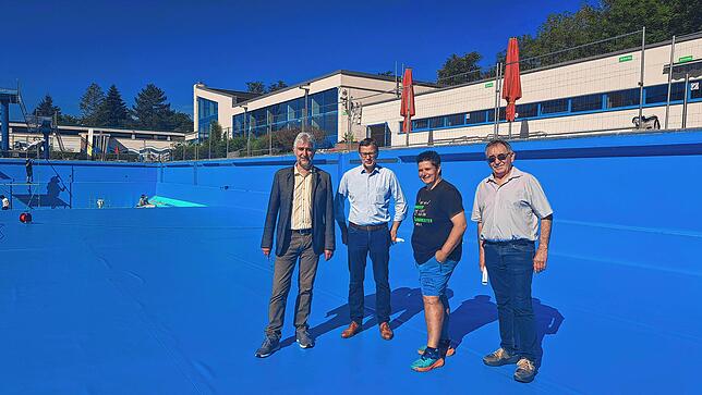 Von links: Wehrs Bürgermeister Michael Thater, Markus Schilloks vom Stadtbauamt, Bademeisterin Susanne Dede und Bauleiter Günter Sutter ...