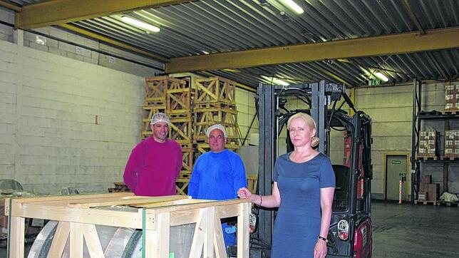 Noch stehen Geschäftsführerin Angela van der Goten, Lagerist Viktor Scheiermann und Produktionsleiter Stefan Kallmann in einer ...