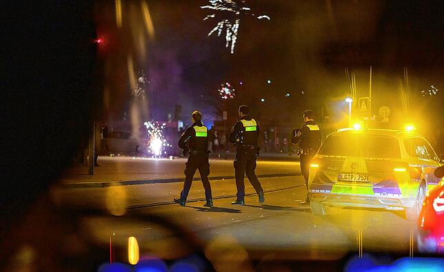 Polizisten sind in Lüneburg in der Silvesternacht im Einsatz.