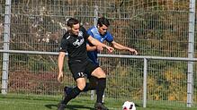 Der Hochemminger Markus Romer (links) und der Überauchener Klaus Neininger kämpfen um den Ball. Das Bezirksliga-Duell der beiden Teams ...