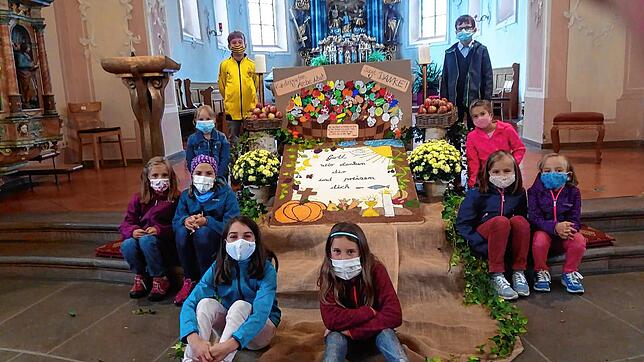 Viele Kinder in Riedböhringen haben in diesem Jahr gemeinsam mit Luzia Baumann ein Körnerbild unter Pandemiebedingungen gestaltet. ...