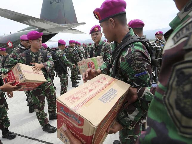 Verladung Indonesische Soldaten helfen am Flughafen Mutiara Sis Al-Jufri bei der Verteilung von Hilfsgütern. Foto: Tatan Syuflana/AP