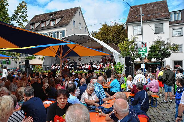 Kurz nach Beginn des Frühschoppens am Sonntag waren alle Tische besetzt.