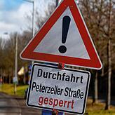 Schilder an der Landesstraße 181 aus Richtung Pfaffenweiler weisen auf die Sperrung hin.