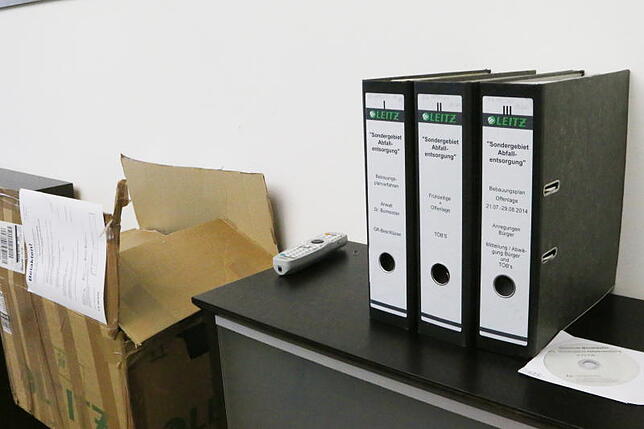 Drei Ordner und daneben einen Karton mit etlichen Beiakten an Papier hat der Verwaltungsgerichtshof Mannheim zusammen getragen, um über ...