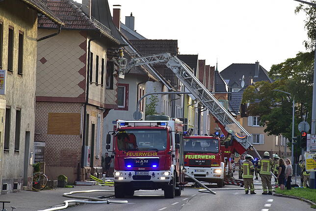 Bild 1: Bilder des ausbrennenden Weinhaus Schunk