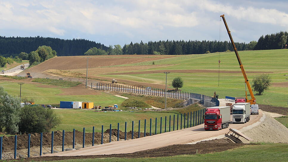 Der neue Abschnitt der B 27 zieht sich bereits neben Behla durch die Landschaft. Mit Blick in Richtung Süden wird aktuell bei den ...