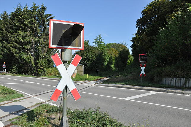 Der Bahnübergang in der Tuttlinger Straße in Stockach. Für regelmäßigen Personenverkehr wären hier Schranken nötig – mit entsprechend ...