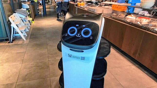 Ist die niedlich: Servierroboter Friedl verstärkt das Team im Schmidt‘s Markt Restaurant in Bad Säckingen.
