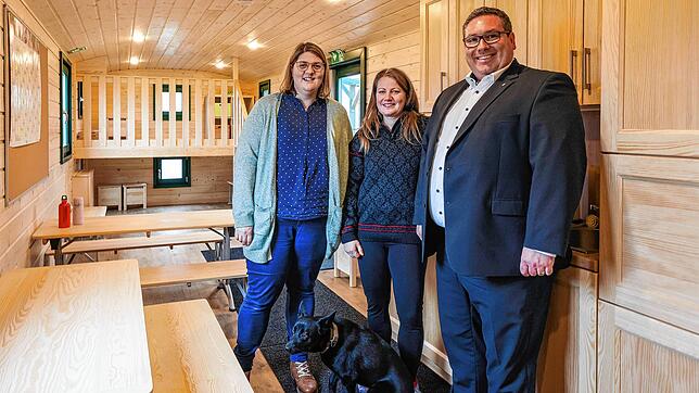 Wohnliches Ambiente im neuen Naturkindergarten Pusteblume in Moos: Verena Sugg (Gesamtleitung Kita-Einrichtungen Moos), Raya Wendelstein ...