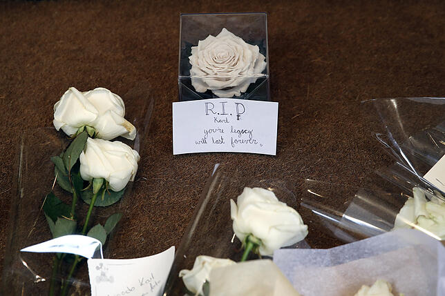 Blumen und ein Zettel liegen am Eingang der Chanel-Zentrale in Paris. Sie wurden von Passanten dort abgelegt, um dem verstorbenen ...