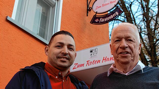 Der Rote Hans öffnet wieder seine Pforten: Neuer Pächter ist Giuseppe Luciano (von links), der von Besitzer Hans-Peter Gaisser und ...